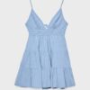 Rochie scurtă, fluidă, cu detaliu legat la spate Rochie scurtă, fluidă, cu detaliu legat la spate