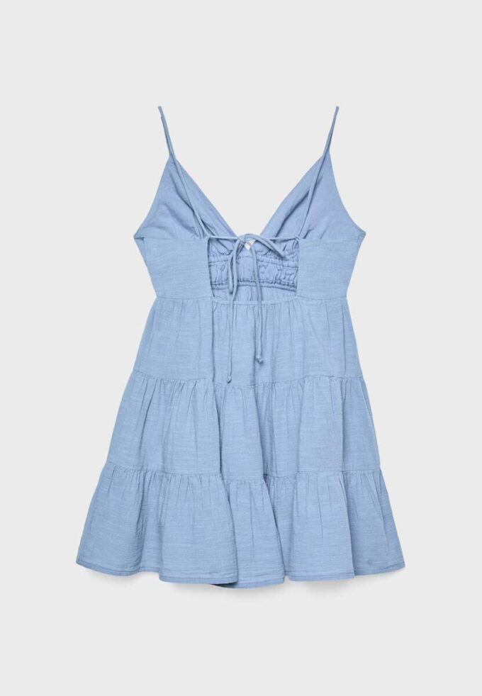 Rochie scurtă, fluidă, cu detaliu legat la spate Rochie scurtă, fluidă, cu detaliu legat la spate