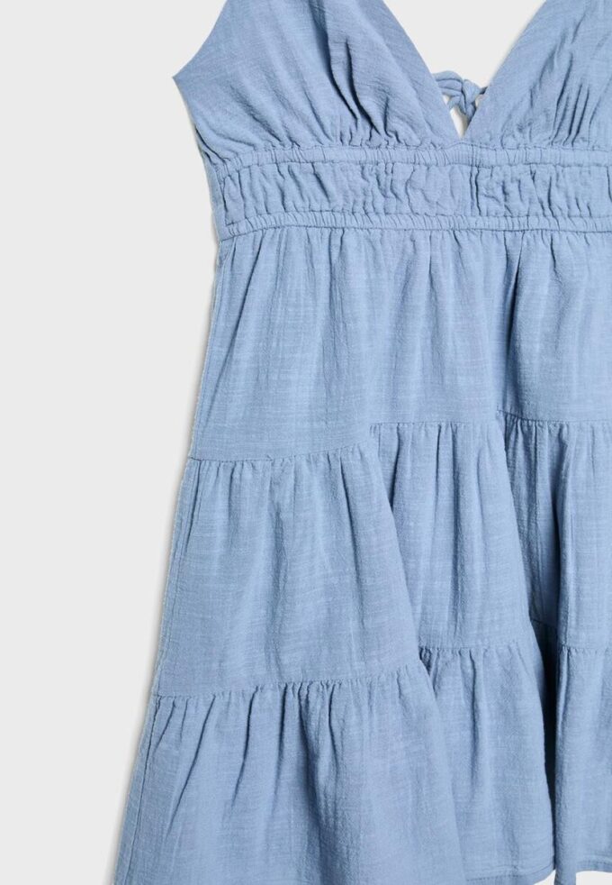 Rochie scurtă, fluidă, cu detaliu legat la spate Rochie scurtă, fluidă, cu detaliu legat la spate