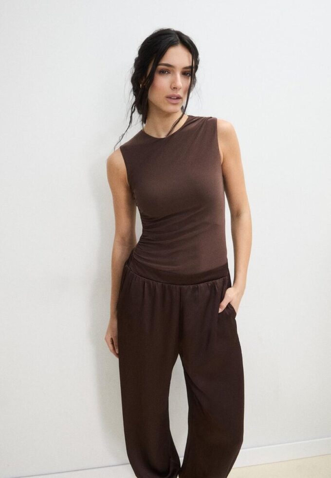 Salopetă cu guler halter din satin Salopetă cu guler halter din satin