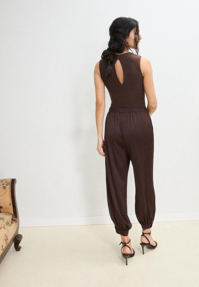 Salopetă cu guler halter din satin Salopetă cu guler halter din satin