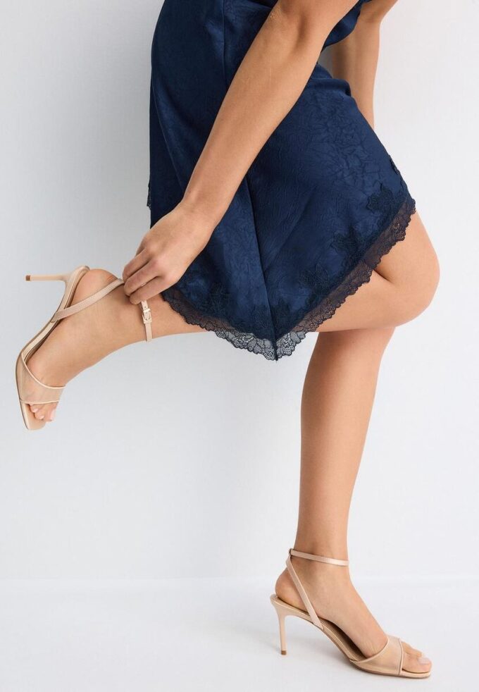 Sandale cu toc stiletto din plasă Sandale cu toc stiletto din plasă