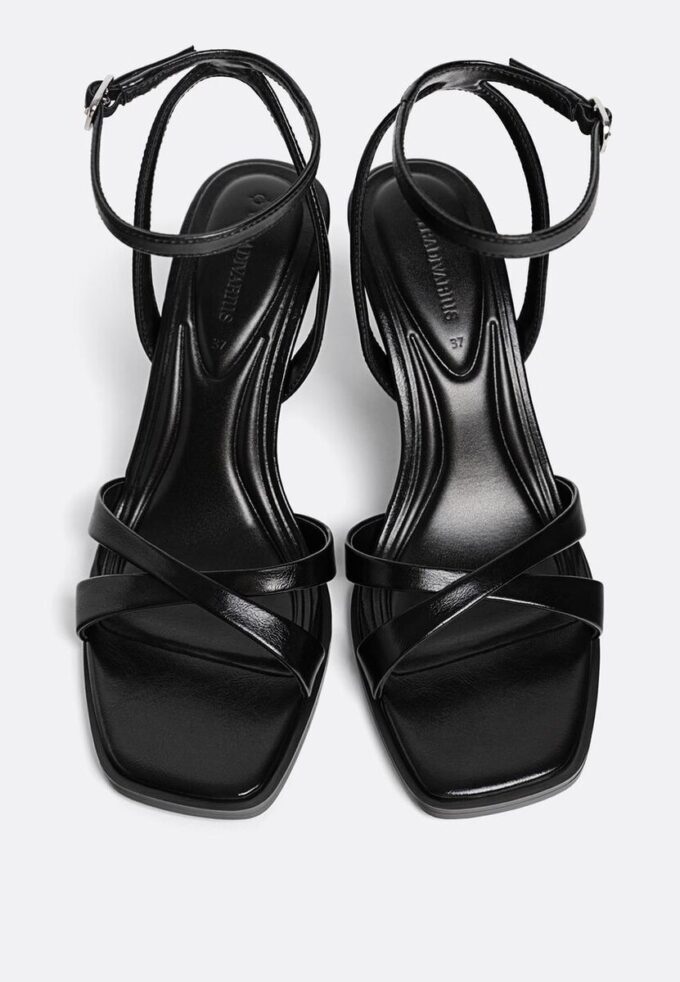 Sandale negre cu toc