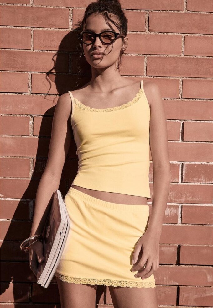 Skort mini cu bordură din dantelă Skort mini cu bordură din dantelă