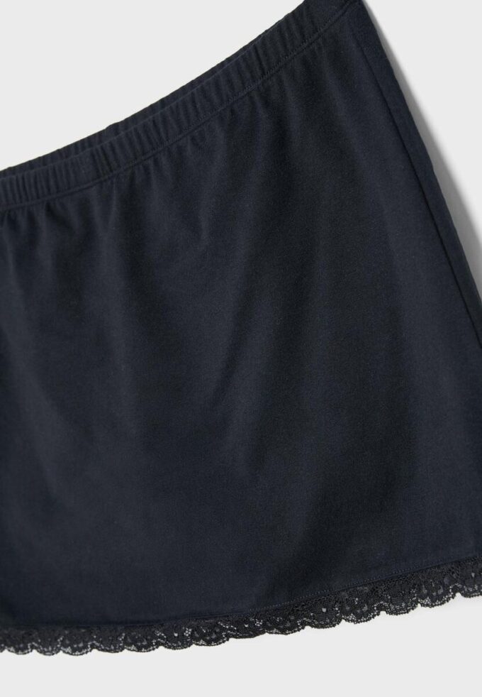 Skort mini cu bordură din dantelă Skort mini cu bordură din dantelă