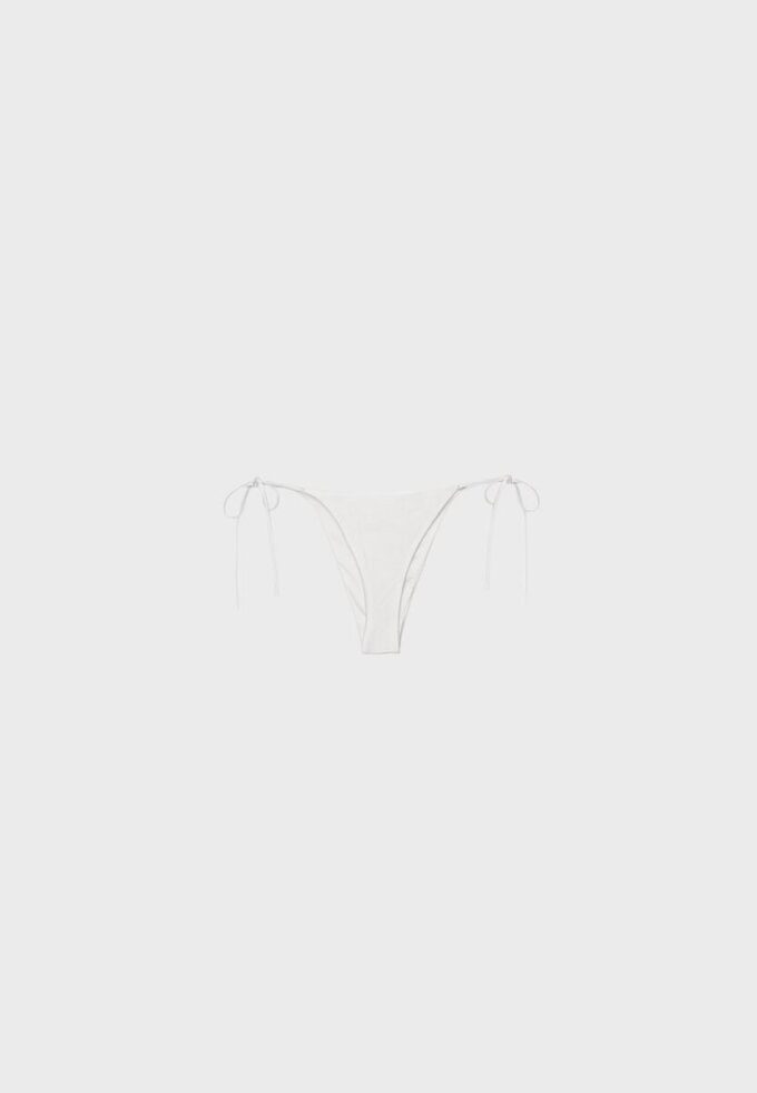 Slip de bikini brazilian din satin Slip de bikini brazilian din satin