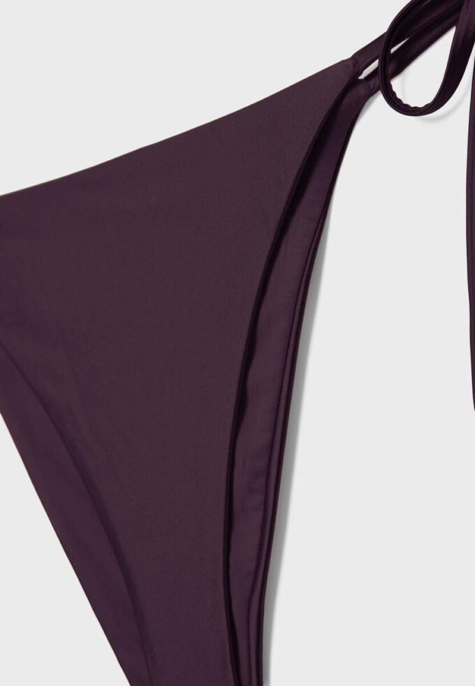 Slip de bikini brazilian din satin Slip de bikini brazilian din satin