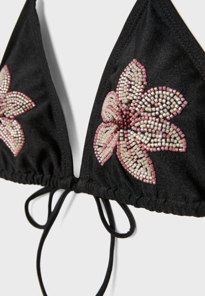 Topuri de bikini triunghiulare cu flori brodate Topuri de bikini triunghiulare cu flori brodate