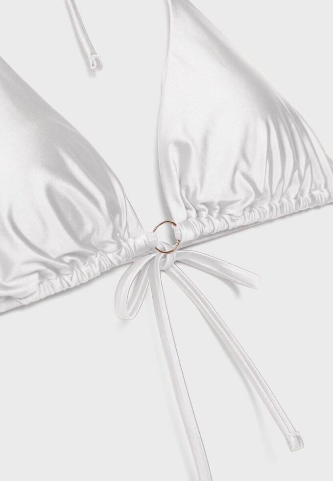 Topuri de bikini triunghiulare din satin Topuri de bikini triunghiulare din satin