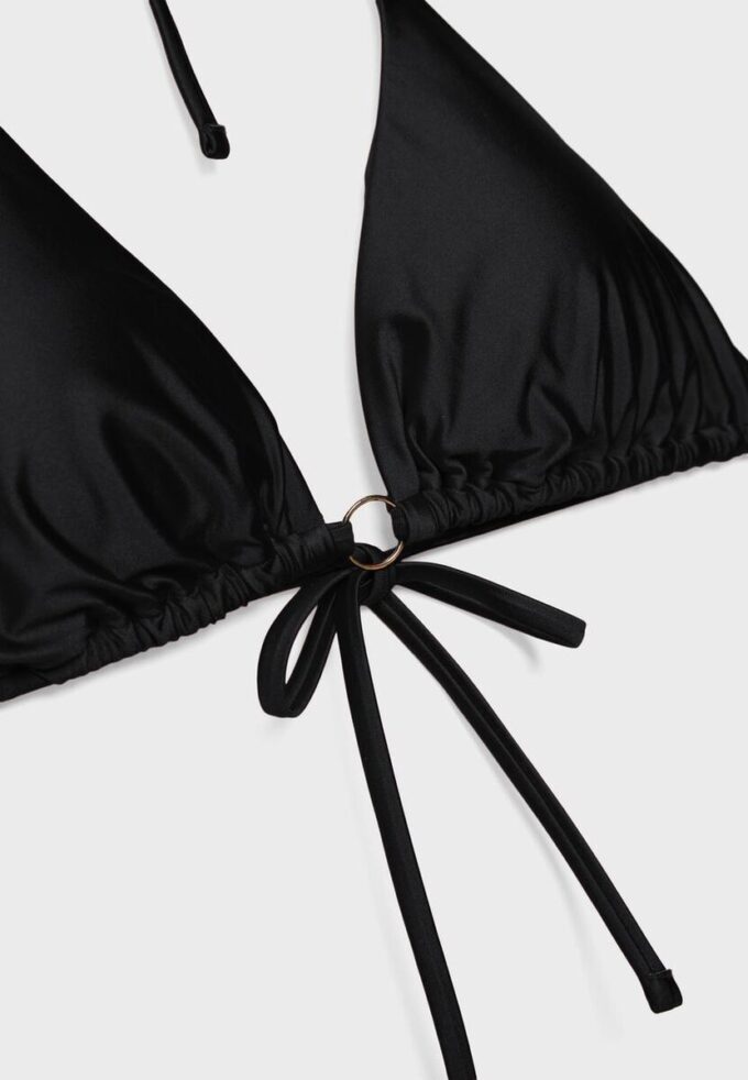 Topuri de bikini triunghiulare din satin Topuri de bikini triunghiulare din satin