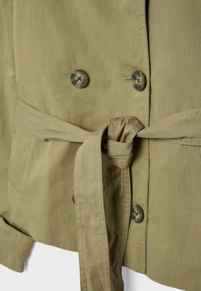 Trench cu guler înalt și curea Trench cu guler înalt și curea