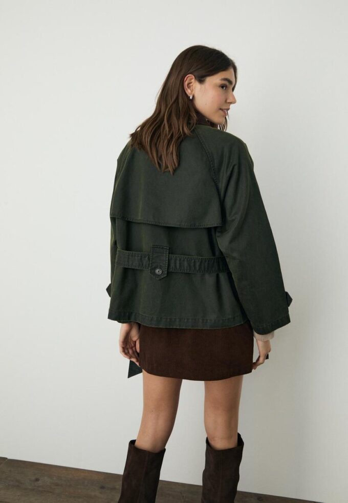 Trench scurt cu curea Trench scurt cu curea