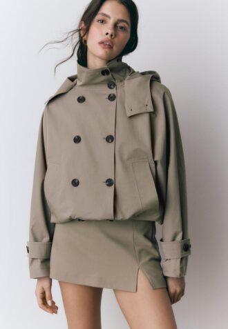 Trench scurt cu mâneci bufante și glugă detașabilă