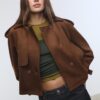 Trench scurt din imitație de piele de căprioară Trench scurt din imitație de piele de căprioară