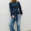Trench scurt și fluid, cu curele Trench scurt și fluid, cu curele