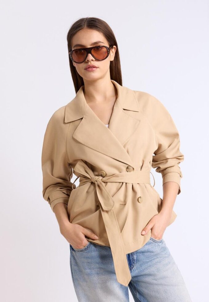 Trench scurt și fluid, cu curele Trench scurt și fluid, cu curele