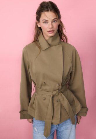 Trench scurt și fluid, cu curele Trench scurt și fluid, cu curele