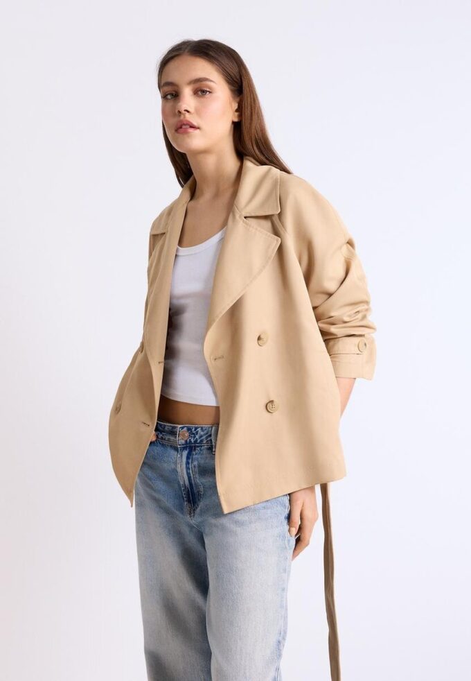 Trench scurt și fluid, cu curele Trench scurt și fluid, cu curele