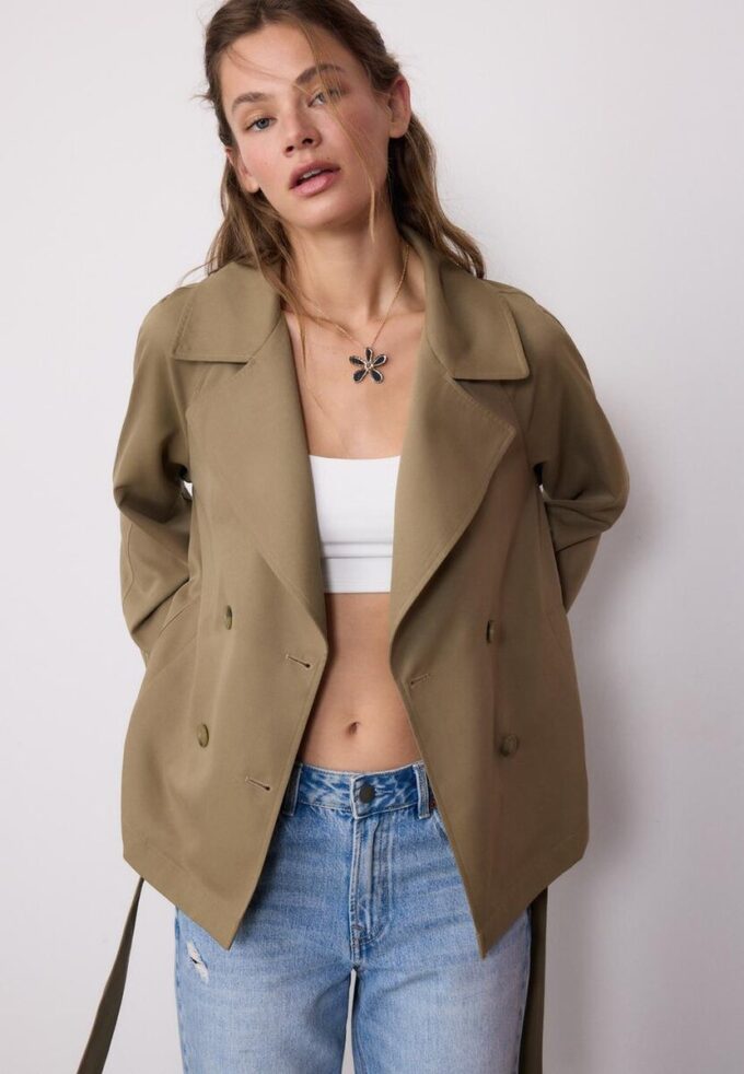 Trench scurt și fluid, cu curele Trench scurt și fluid, cu curele