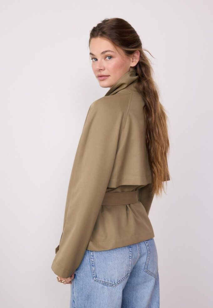 Trench scurt și fluid, cu curele Trench scurt și fluid, cu curele