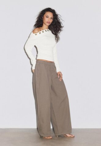 Tricou asimetric cu ochiuri