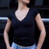 Tricou cu mâneci scurte, decolteu în V și dantelă Tricou cu mâneci scurte, decolteu în V și dantelă