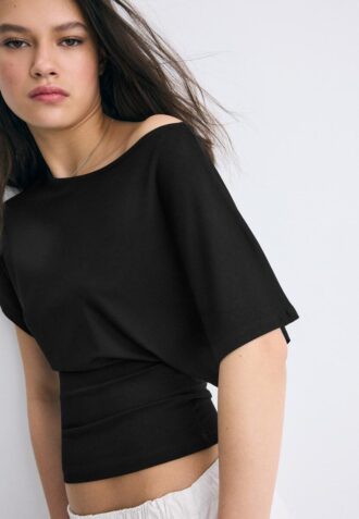 Tricou cu mâneci scurte și guler barcă