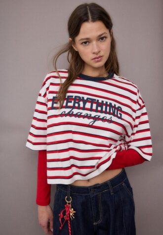 Tricou cu mâneci scurte și imprimeuri în dungi