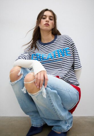 Tricou cu mâneci scurte și imprimeuri în dungi