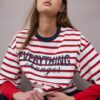 Tricou cu mâneci scurte și imprimeuri în dungi Tricou cu mâneci scurte și imprimeuri în dungi