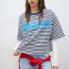 Tricou cu mâneci scurte și imprimeuri în dungi Tricou cu mâneci scurte și imprimeuri în dungi