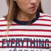 Tricou cu mâneci scurte și imprimeuri în dungi Tricou cu mâneci scurte și imprimeuri în dungi