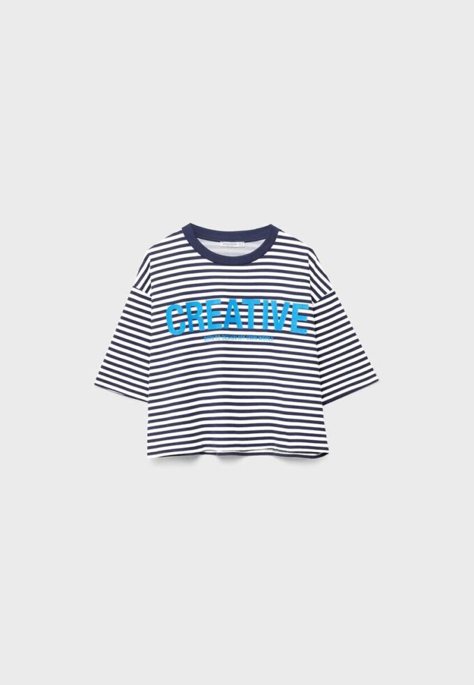 Tricou cu mâneci scurte și imprimeuri în dungi Tricou cu mâneci scurte și imprimeuri în dungi