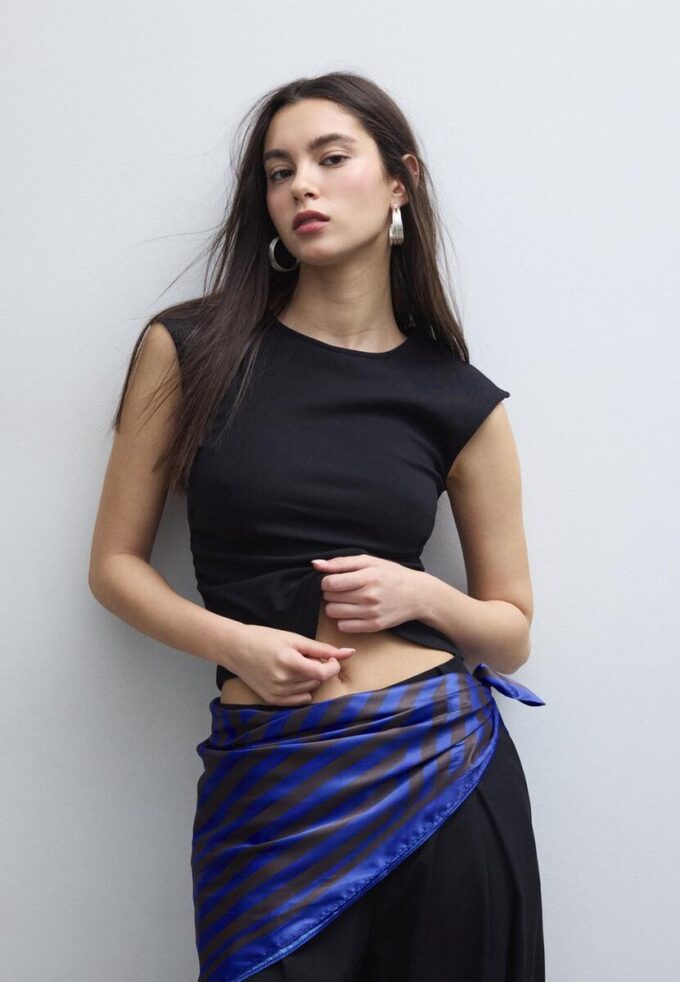 Tricou de bază ajustat cu volane Tricou de bază ajustat cu volane