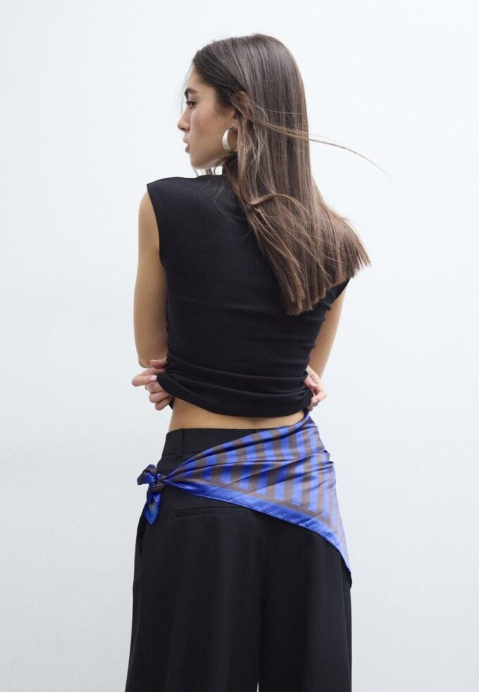 Tricou de bază ajustat cu volane Tricou de bază ajustat cu volane