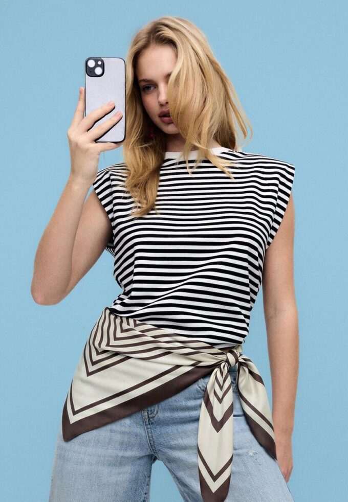 Tricou de bază cu dungi și umeri căptușiți Tricou de bază cu dungi și umeri căptușiți