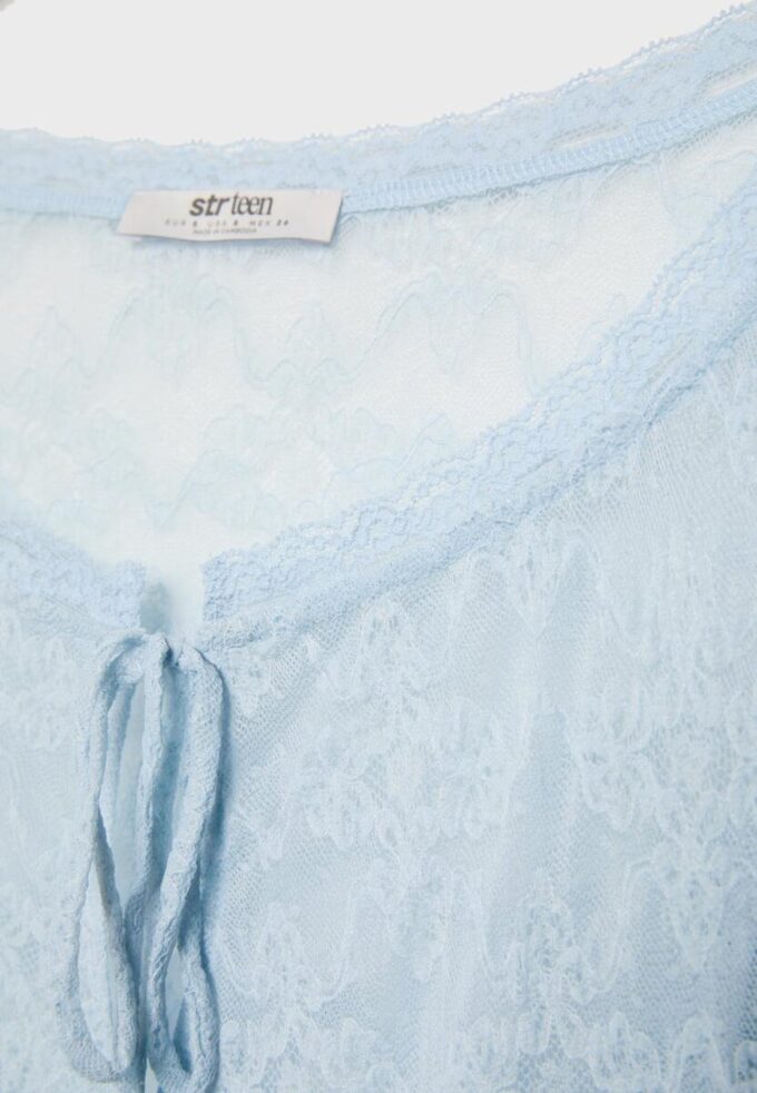 Tricou din dantelă cu decupaj Tricou din dantelă cu decupaj