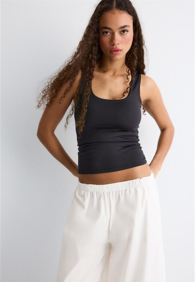 Tricou din poliamidă cu bretele late Tricou din poliamidă cu bretele late