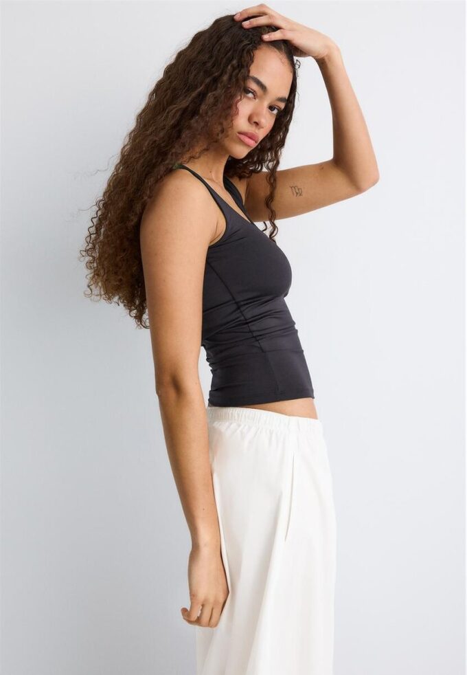 Tricou din poliamidă cu bretele late Tricou din poliamidă cu bretele late