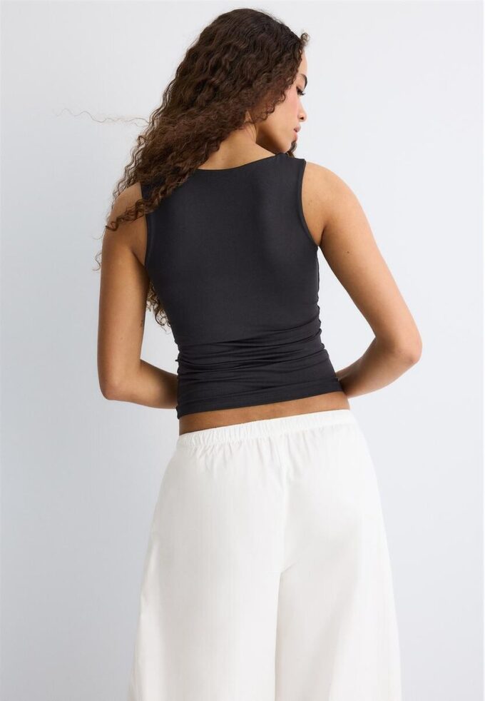 Tricou din poliamidă cu bretele late Tricou din poliamidă cu bretele late