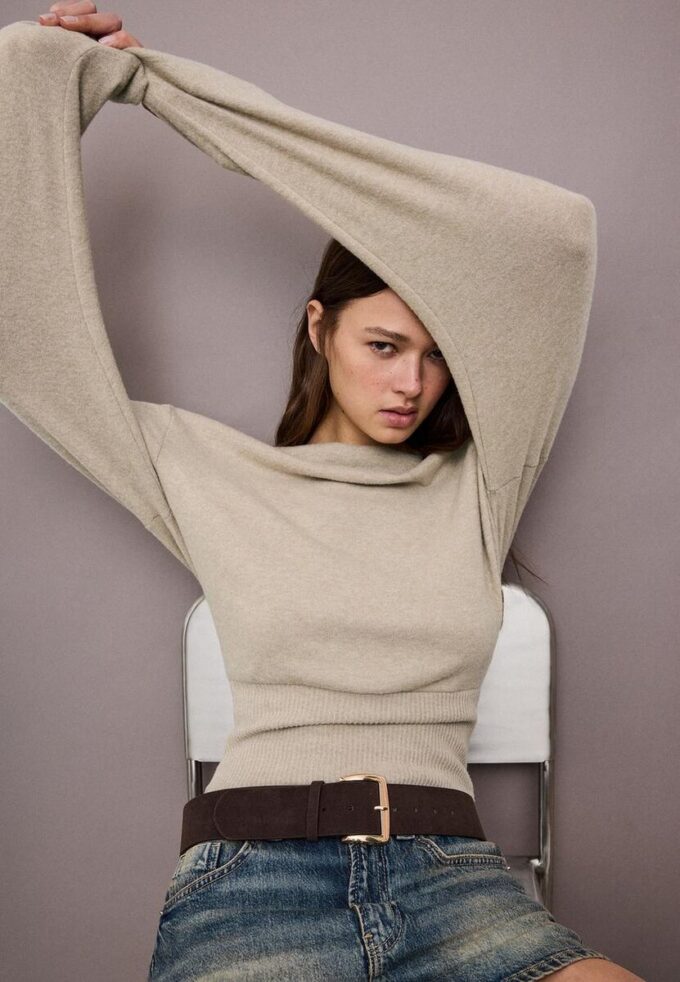 Tricou din tricot cu guler barcă și centură
