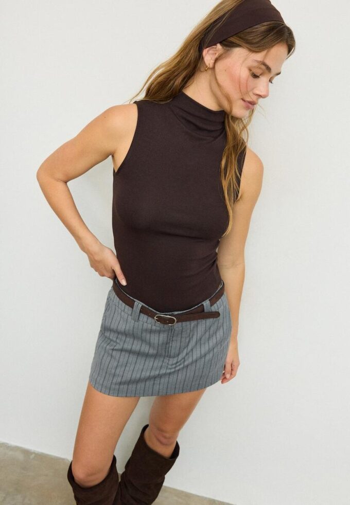 Tricou fără mâneci cu guler în formă de pâlnie Tricou fără mâneci cu guler în formă de pâlnie