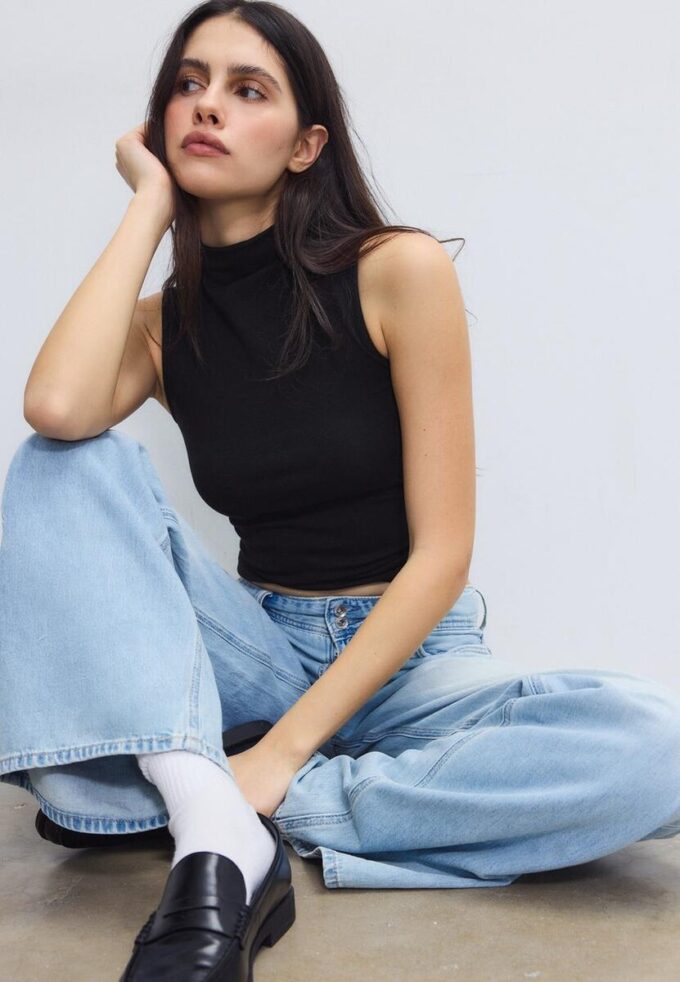 Tricou fără mâneci cu guler în formă de pâlnie
