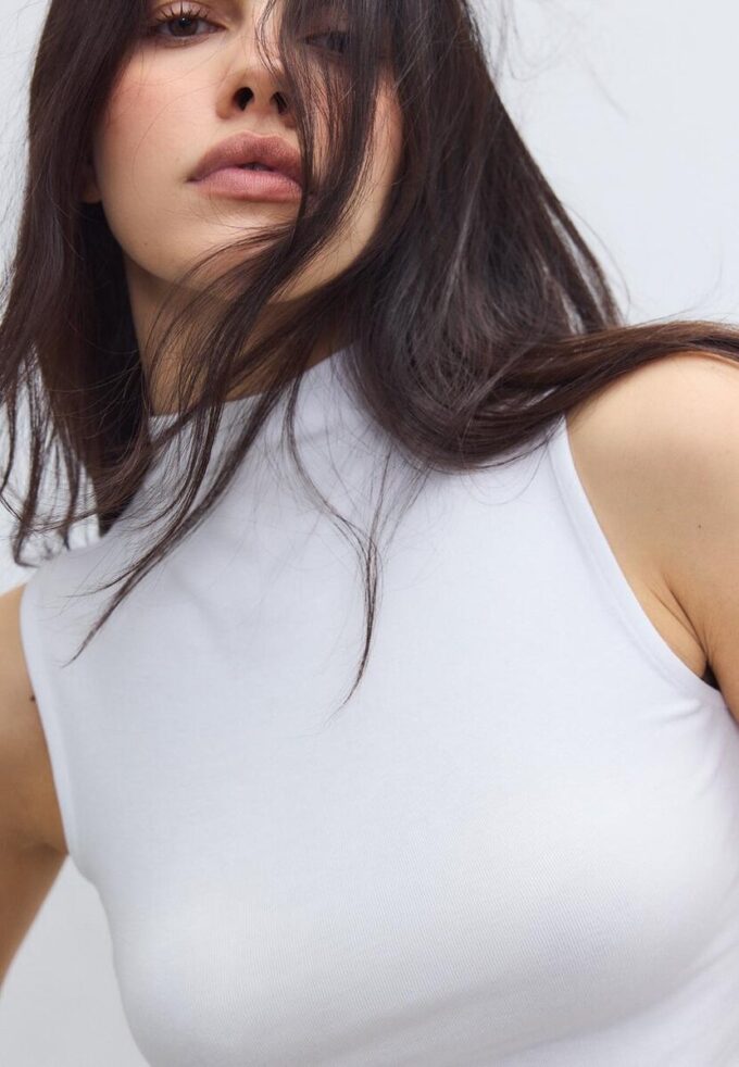 Tricou fără mâneci cu guler în formă de pâlnie