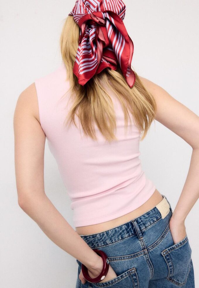 Tricou fără mâneci cu guler în formă de pâlnie Tricou fără mâneci cu guler în formă de pâlnie