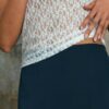 Tricou mulat cu dantelă și detalii grafice Tricou mulat cu dantelă și detalii grafice