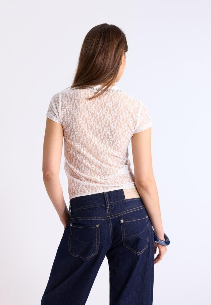 Tricou mulat cu dantelă și detalii grafice Tricou mulat cu dantelă și detalii grafice